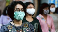 Warga yang datang juga harus memakai masker.