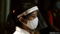 Bahkan ada jemaat yang datang dengan memakai face shield.