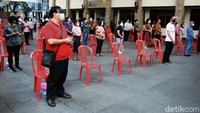 Pihak KAJ menyebut akan ada modifikasi tata cara peribadatan secara offline di gereja. Modifikasi itu terkait umat dilarang melakukan kontak fisik selama perayaan ekaristi.