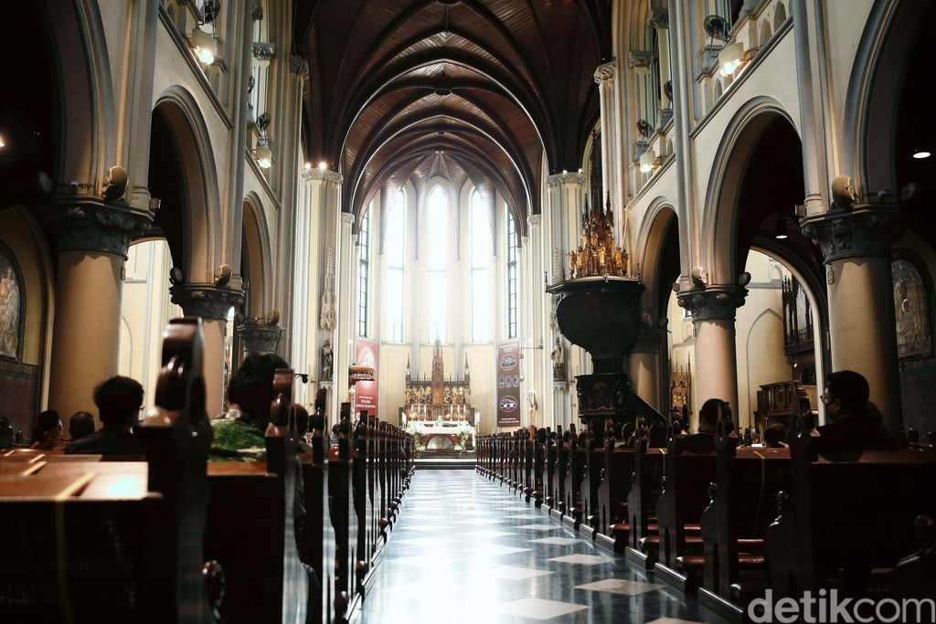 Setelah sekian lama ditutup akibat pandemi COVID-19, Gereja Katedral Jakarta, resmi kembali dibuka untuk ibadah, Minggu (12/07/2020). Begini suasana misanya.