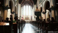Gereja Katedral Jakarta kembali menggelar misa bagi umat Kristiani pada hari Minggu (12/07/2020). 