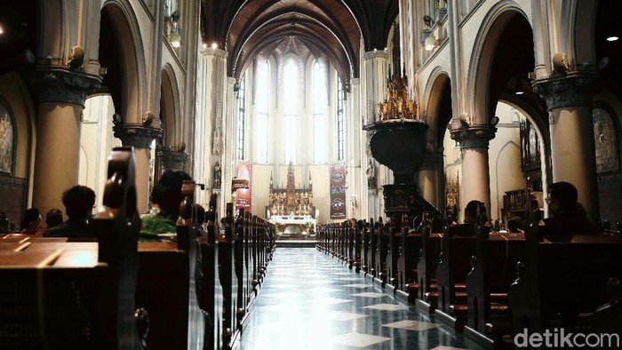Gereja Katedral Jakarta Kembali Dibuka untuk Ibadah Setelah sekian lama ditutup akibat pandemi COVID-19, Gereja Katedral Jakarta, resmi kembali dibuka untuk ibadah, Minggu (12/07/2020). Begini suasana misanya.