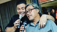Bambang disebut hobi bernyanyi, seperti dalam foto bersama Ivan Gunawan ini. Foto: Dok. Instagram Bambang Gunawan