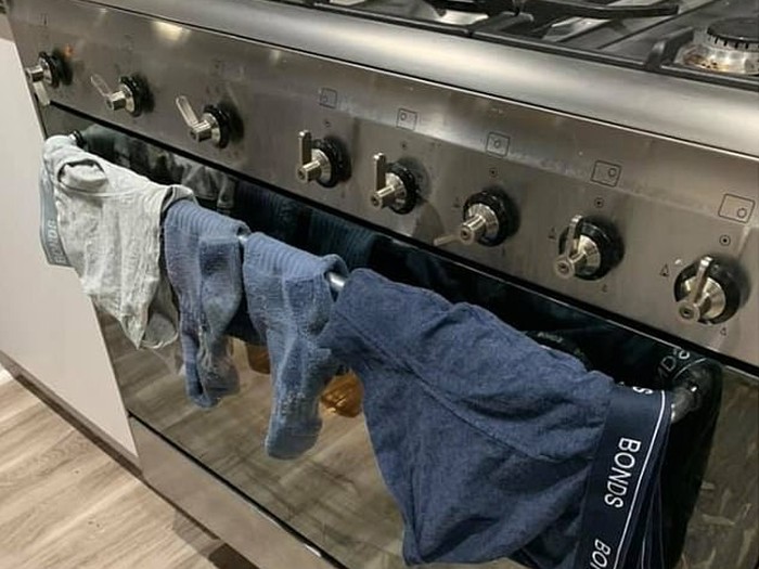 Jemur pakaian dalam di oven. Jemur pakaian dalam di oven.
