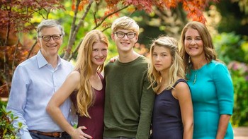 Saat ini, Gates adalah runner up manusia terkaya di belakang Jeff Bezos dengan harta diestimasi USD 112 miliar. Ini foto mereka sekeluarga. Dari kiri adalah Bill Gates, Jennifer Gates, Rory Gates, Phoebe Gates dan Melinda Gates. Foto: Instagram