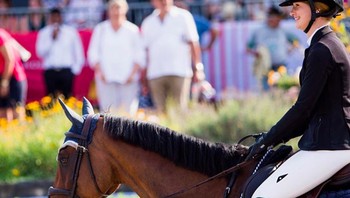 Selain kuliah kedokteran, Gates juga atlet berkuda dan didukung penuh oleh kedua orang tuanya. Sang tunangan, Nayel Nassar, juga merupakan atlet berkuda papan atas yang sering menang kejuaraan bergengsi. Foto: Instagram