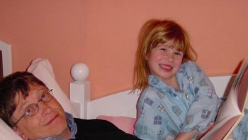 Meski amat sibuk, Bill Gates tampaknya selalu berupaya dekat dengan anaknya sedari mereka belia. Jennifer mengaku tidak mau hanya tinggal menikmati kekayaan, tapi ingin juga berbuat bagi kebaikan orang banyak. Memang sang ayah dan istrinya Melinda adalah orang yang gemar beramal. Foto: Instagram