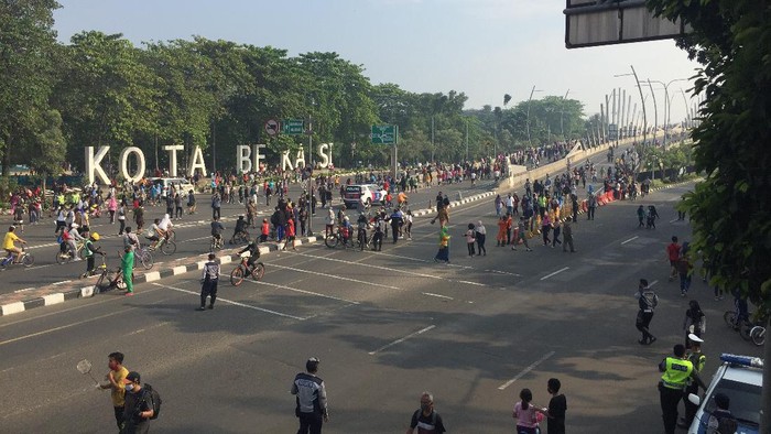 Kawasan Car Free Day yang berlokasi di Flyover KH Noer Ali Summarecon Bekasi ramai dikunjungi warga untuk berolahraga.