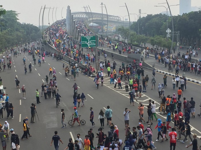Kawasan Car Free Day yang berlokasi di Flyover KH Noer Ali Summarecon Bekasi ramai dikunjungi warga untuk berolahraga.