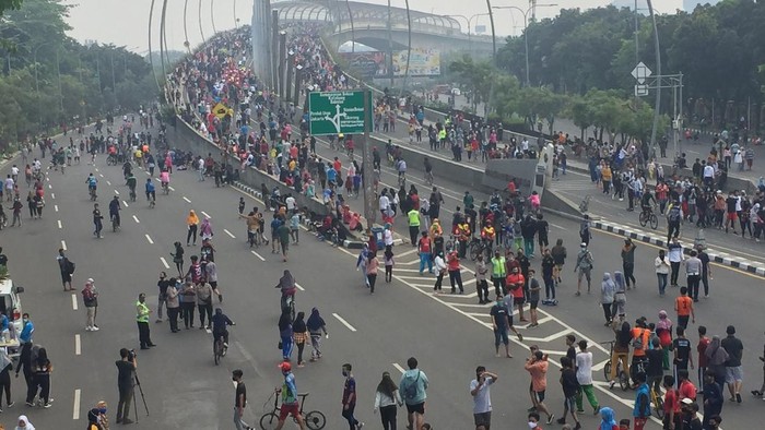 Kawasan Car Free Day yang berlokasi di Flyover KH Noer Ali Summarecon Bekasi ramai dikunjungi warga untuk berolahraga.