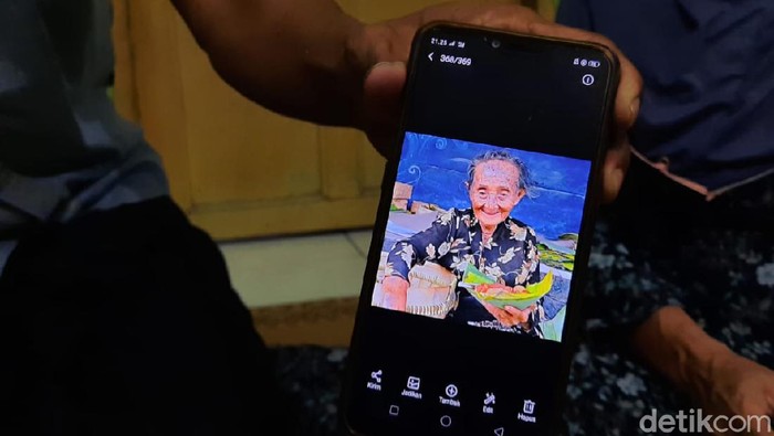 Keluarga menunjukkan foto Mbah Lindu semasa hidup, Minggu (12/7/2020).