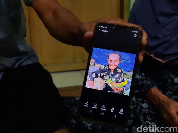 Keluarga menunjukkan foto Mbah Lindu semasa hidup, Minggu (12/7/2020).