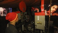 Layar tancap atau bioskop terbuka menjadi alternatif bagi warga untuk menonton film di tengah penerapan Pembatasan Sosial Berskala Besar (PSBB) Transisi kawasan Jabodetabek.
