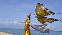 Model memperagakan busana bernuansa layang-layang disela-sela kegiatan Lomba Layangan Virtual di Sanur, Denpasar, Bali, Minggu (12/7/2020).