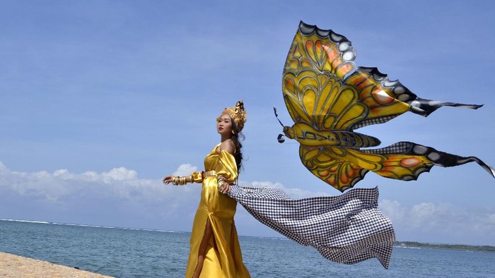 LOMBA LAYANGAN VIRTUAL Juri melakukan penilaian secara daring terhadap layang-layang yang diterbangkan peserta saat Lomba Layangan Virtual di Sanur, Denpasar, Bali, Minggu (12/7/2020). Kegiatan yang diikuti 380 peserta dari berbagai daerah seperti Bali, NTB dan Sulawesi Utara tersebut dilakukan dengan proses penerbangan layangan yang dilakukan dari lingkungan tempat tinggal peserta dan ditampilkan serta dinilai melalui aplikasi 'Zoom' yang diselenggarakan untuk mewadahi pehobi layang-layang agar tetap dapat berkompetisi selama masa pandemi COVID-19. ANTARA FOTO/Fikri Yusuf/foc.