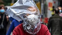 Seorang pria mengenakan masker dan menutup kepalanya dengan kantung plastik di kepalanya. (AFP)