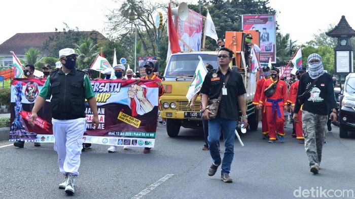 Massa aksi menolak RUU HIP di depan gedung DPRD Kebumen, Minggu (12/7/2020).