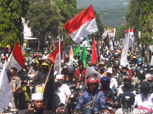 Massa Ormas Tolak RUU HIP Long March ke Bundaran Alam Sari Sumedang