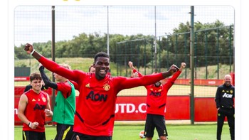 Kemenangan Sheffield United 3-0 atas Chelsea membuat jarak di klasemen dengan MU tinggal 2 poin dengan sisa satu pertandingan. Tak heran fans United di meme ini digambarkan gembira. Foto: Twitter