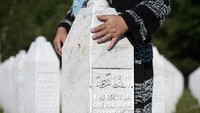 Pasukan Ratko Mladic memisahkan wanita dan anak dari pria dan membawa mereka ke bus menuju wilayah yang dikontrol tentara Serbia Bosnia. Pria dan anak laki-laki dibunuh, mereka yang mencoba lari ke hutan ditangkap dan dieksekusi.