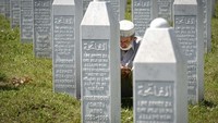 Selama perang Bosnia, pasukan Serbia Bosnia mengusir warga non-Serbia keluar dari wilayah yang mereka inginkan menjadi negara Serbia. Warga Muslim itu pun berlindung di beberapa kota bagian timur, termasuk Srebrenica yang disebut Perserikatan Bangsa-Bangsa (PBB) sebagai zona aman.