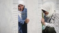 Pada 11 Juli 1995, pasukan Serbia yang dipimpin Jenderal Ratko Mladic menyerang dan membumihanguskan Srebrenica yang saat itu dilindungi tentara penjaga perdamaian asal Belanda dalam jumlah sedikit.