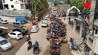 Pantauan detikTravel, Minggu (12/7/2020) siang, wisatawan memadati kawasan pantai Pangandaran.