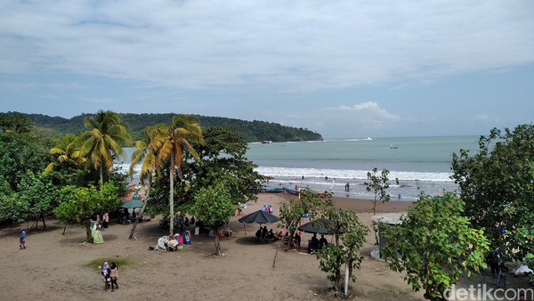 Foto Keramaian di Pantai Pangandaran Hari Ini