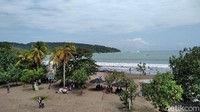 Status level kewaspadaan virus Corona di kabupaten Pangandaran turun dari zona biru menjadi zona kuning. Keadaan ini dinilai tak terlalu berpengaruh terhadap minat masyarakat untuk berlibur ke pantai.