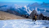 Puncak Jaya adalah objek wisata paling fenomenal di Taman Nasional Lorentz. Puncak yang terkenal dengan ketinggian sekitar 5.030 mdpl ini masuk dalam Seven Summit. Tidak hanya tertinggi, Puncak Gunung Jaya ini juga tertutup salju abadi dan tentunya menyajikan pemandangan yang sangat indah. rahmichim/dTraveler  