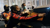 Wakil Wali Kota Yana Mulyana langsung memimpin penertiban parkir liar tersebut. Yana menyebut, penertiban itu dilakukan agar masyarakat tertib.