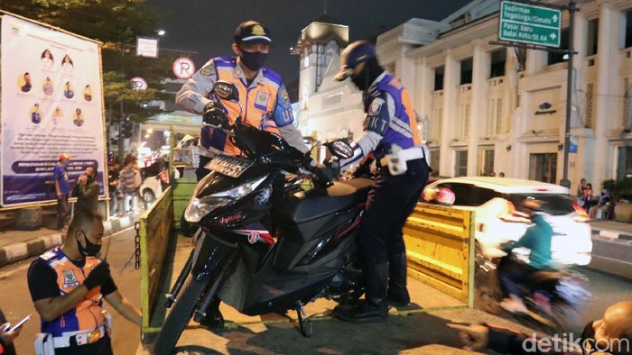 Puluhan sepeda motor diangkut Dishub Kota Bandung menggunakan truk karena melakukan parkir liar. Peristiwa itu terjadi di Jalan Asia Afrika, Sabtu (11/7/2020) malam.