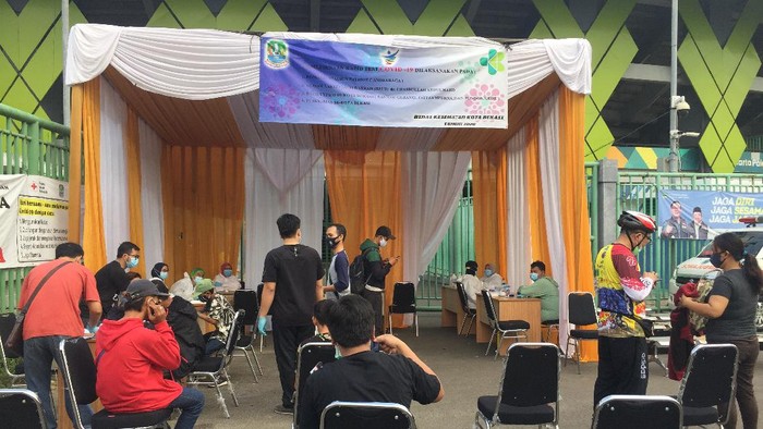 Posko pemeriksaan rapid test Kota Bekasi, Stadion Patriot Candrabaga.