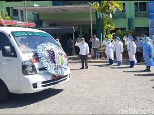 Penghormatan Terakhir Dokter RS Jiwa Menur yang Meninggal karena COVID-19
