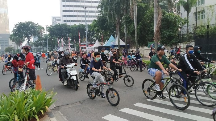 Pesepeda-pelari kembali padati Bundaran HI meski tak ada CFD, Minggu (12/7/2020)