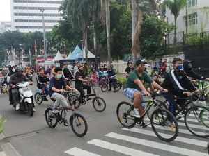 Bundaran HI Kembali Dipadati Pesepeda-Pelari Meski Tak Ada CFD