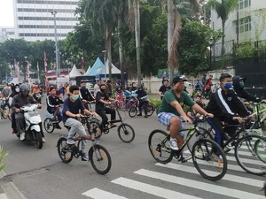 Bundaran HI Kembali Dipadati Pesepeda-Pelari Meski Tak Ada CFD