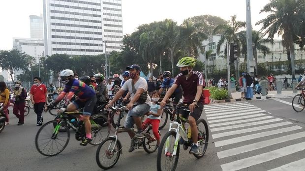 Pesepeda-pelari kembali padati Bundaran HI meski tak ada CFD, Minggu (12/7/2020)