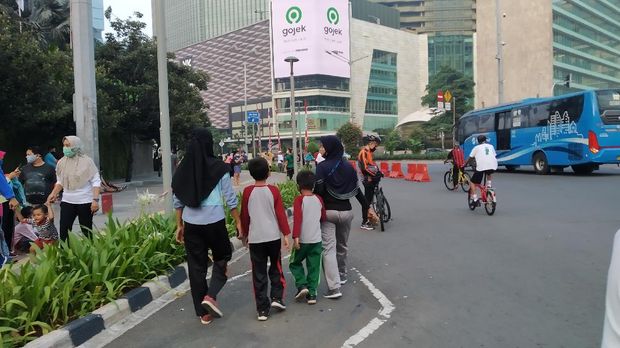 Pesepeda-pelari kembali padati Bundaran HI meski tak ada CFD, Minggu (12/7/2020)