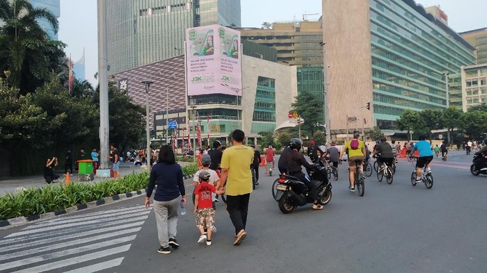Pesepeda-pelari kembali padati Bundaran HI meski tak ada CFD, Minggu (12/7/2020)