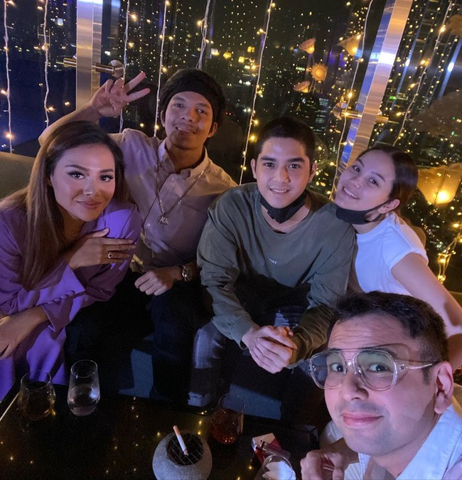 Hadir pula Al Ghazali dan kekasihnya, Alyssa Daguise, di pesta ulang tahun Aurel. (Foto: Instagram)