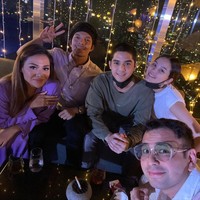 Hadir pula Al Ghazali dan kekasihnya, Alyssa Daguise, di pesta ulang tahun Aurel. (Foto: Instagram)