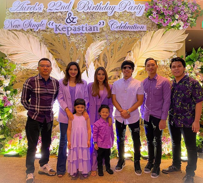 Keluarga Anang Hermansyah dan Ashanty tampil kompak dalam balutan busana bernuansa lavender. Baju senada dipakai oleh Atta Halilintar, YouTuber yang kabarnya punya hubungan asmara dengan Aurel. (Foto: Instagram)