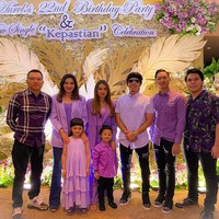 Keluarga Anang Hermansyah dan Ashanty tampil kompak dalam balutan busana bernuansa lavender. Baju senada dipakai oleh Atta Halilintar, YouTuber yang kabarnya punya hubungan asmara dengan Aurel. (Foto: Instagram)