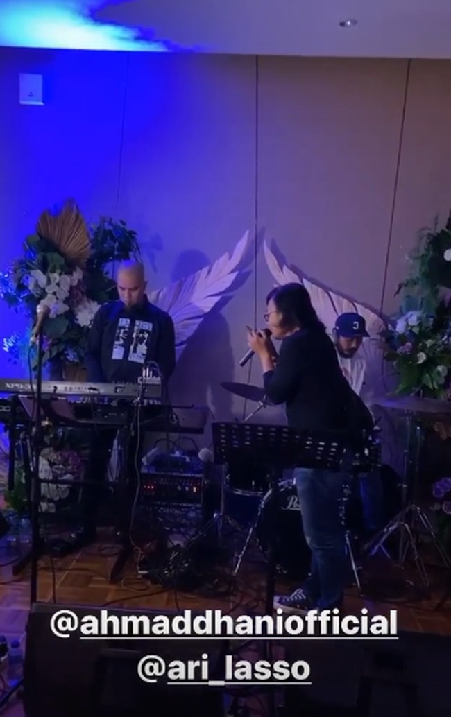 Pesta ulang tahun Aurel Hermansyah juga disemarakkan dengan penampilan para musisi sahabat Anang. Mereka di antaranya Ari Lasso dan Ahmad Dhani. (Foto: Instagram)