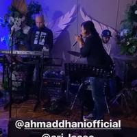Pesta ulang tahun Aurel Hermansyah juga disemarakkan dengan penampilan para musisi sahabat Anang. Mereka di antaranya Ari Lasso dan Ahmad Dhani. (Foto: Instagram)