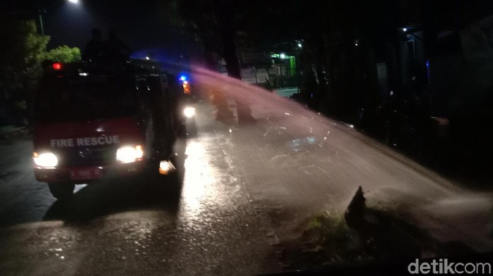 Petugas gabungan patroli titik keramaian di Jepara, Sabtu (11/7/2020).