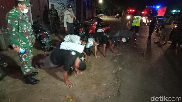 Petugas gabungan patroli titik keramaian di Jepara, Sabtu (11/7/2020).