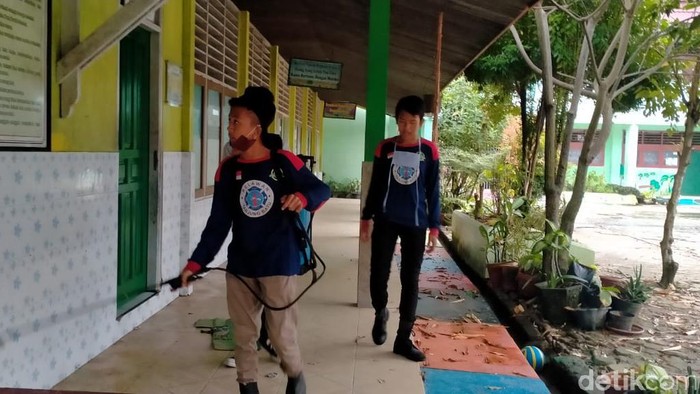 Petugas melakukan penyemprotan disinfektan di sejumlah sekolah di Samarinda