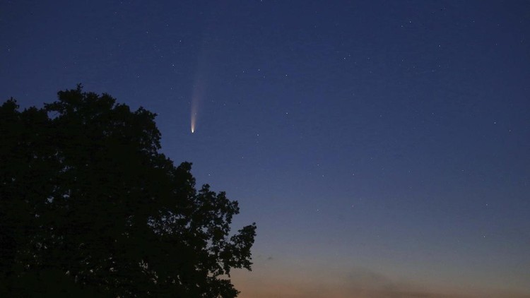 Potret Komet Neowise yang Bisa Dilihat dengan Mata Telanjang Sepanjang bula Juli, Komet Neowise yang melintasi tata surya bagian dalam dapat dilihat dengan mata telanjang dari bumi. Begini penampakannya.